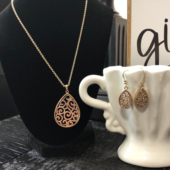 Jewelry - NWT Gorgeous Gold Tone Paisley Teardrop Necklace!